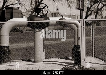 Tuyau de gaz jaune avec valve. Transport, livraison de gaz aux consommateurs. Service de vanne d'arrêt manuelle avec gaz de pipeline. Parcelles de terrain de gazéification. TH Banque D'Images