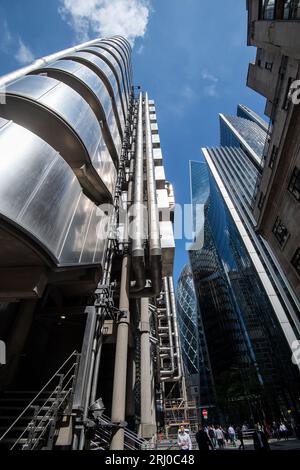 Londres, Royaume-Uni. 10 août 2023. La structure en acier emblématique du bâtiment Lloyds à One Lime Street dans la City de Londres. La défunte reine Elizabeth II ouvrit officiellement le bâtiment le 18 novembre 1986. Wikapedia le détaille comme suit : « le bâtiment du Lloyd's est la maison de l'institution d'assurance Lloyd's de Londres. Il est situé sur l'ancien site de East India House à Lime Street, dans le principal quartier financier de Londres, la City de Londres. Le bâtiment est un exemple majeur de l'architecture bowellistique radicale dans laquelle les services pour le bâtiment, tels que les conduits et les ascenseurs, sont situés à l'extérieur Banque D'Images