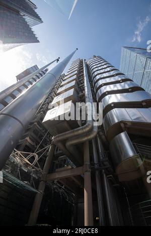 Londres, Royaume-Uni. 10 août 2023. La structure en acier emblématique du bâtiment Lloyds à One Lime Street dans la City de Londres. La défunte reine Elizabeth II ouvrit officiellement le bâtiment le 18 novembre 1986. Wikapedia le détaille comme suit : « le bâtiment du Lloyd's est la maison de l'institution d'assurance Lloyd's de Londres. Il est situé sur l'ancien site de East India House à Lime Street, dans le principal quartier financier de Londres, la City de Londres. Le bâtiment est un exemple majeur de l'architecture bowellistique radicale dans laquelle les services pour le bâtiment, tels que les conduits et les ascenseurs, sont situés à l'extérieur Banque D'Images