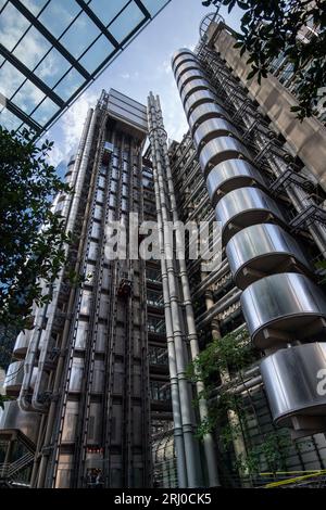 Londres, Royaume-Uni. 10 août 2023. La structure en acier emblématique du bâtiment Lloyds à One Lime Street dans la City de Londres. La défunte reine Elizabeth II ouvrit officiellement le bâtiment le 18 novembre 1986. Wikapedia le détaille comme suit : « le bâtiment du Lloyd's est la maison de l'institution d'assurance Lloyd's de Londres. Il est situé sur l'ancien site de East India House à Lime Street, dans le principal quartier financier de Londres, la City de Londres. Le bâtiment est un exemple majeur de l'architecture bowellistique radicale dans laquelle les services pour le bâtiment, tels que les conduits et les ascenseurs, sont situés à l'extérieur Banque D'Images