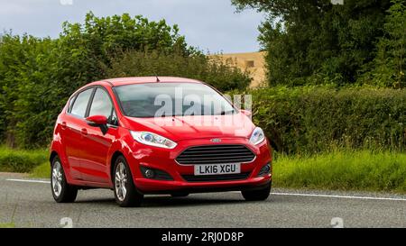Woburn, Lits, Royaume-Uni - 19 août 2023 : Red 2016 Ford Fiesta zetec turbo voiture voyageant sur une route de campagne anglaise. Banque D'Images