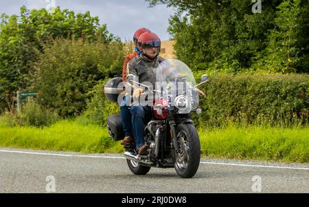 Woburn, Beds, UK - 19 août 2023 : Red 2018 Triumph Bonneville Speedmaster moto voyageant sur une route de campagne anglaise. Banque D'Images