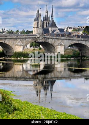 Pont Jacques-Gabriel sur la Loire et église Saint-Nicolas à Blois, commune et capitale du département du Loir-et-cher en Centre-va Banque D'Images