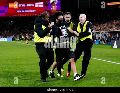 Un envahisseur de terrain est retiré par la sécurité lors du match final de la coupe du monde féminine de la FIFA au Stadium Australia, Sydney. Date de la photo : dimanche 20 août 2023. Banque D'Images