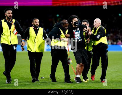 Un envahisseur de terrain est retiré par la sécurité lors du match final de la coupe du monde féminine de la FIFA au Stadium Australia, Sydney. Date de la photo : dimanche 20 août 2023. Banque D'Images