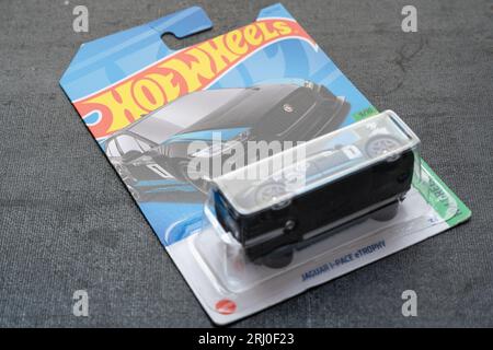Kuala Lumpur, Malaisie - 20 août 2023 : Pack de Hot Wheels moulé sous pression modèle de voiture cardé pour la série Hot Wheels. Hot Wheels est une échelle de voitures de jouet moulé sous pression Banque D'Images