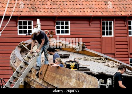 Bateau de pêche en cours de réparation/rénovation sur la cale du vieux port de Bunschoten-Spakenburg, pays-Bas Banque D'Images