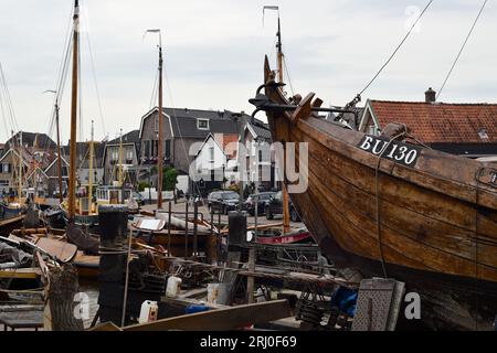 Bateau de pêche le BU130 est à réparer sur la cale dans le vieux port de Spakenburg, aux pays-Bas Banque D'Images