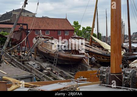 Bateau de pêche en cours de réparation/rénovation sur la cale du vieux port de Bunschoten-Spakenburg, pays-Bas Banque D'Images