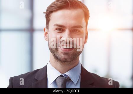 Portrait d'un homme heureux portant des lunettes et regardant l'appareil photo à l'intérieur. Banque D'Images