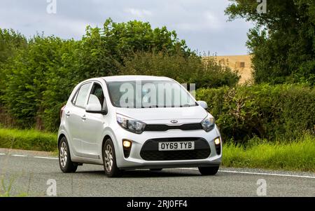 Woburn, Lits, Royaume-Uni - 19 août 2023 : 2019 voiture Kia Picanto voyageant sur une route de campagne anglaise. Banque D'Images