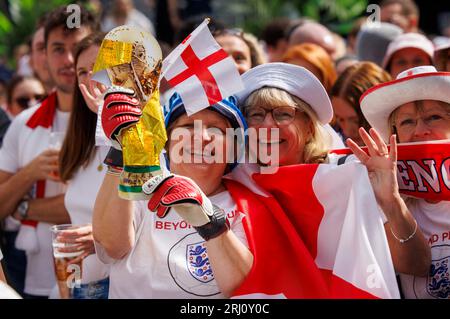 Londres, Royaume-Uni. 20 août 2023. Les fans du Boxpark de Croydon, alors que l'Angleterre joue en finale de la coupe du monde féminine. L'Angleterre affronte l'Espagne lors de la finale de la coupe du monde féminine à Sydney, en Australie. C'est la première fois, depuis 1966, qu'une équipe de football anglaise atteint une finale de coupe du monde. Crédit : Mark Thomas/Alamy Live News Banque D'Images