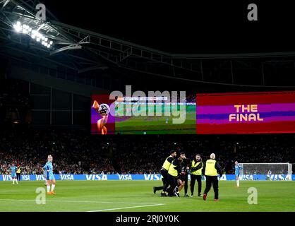 Un envahisseur de terrain est retiré par la sécurité lors du match final de la coupe du monde féminine de la FIFA au Stadium Australia, Sydney. Date de la photo : dimanche 20 août 2023. Banque D'Images