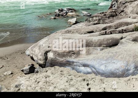 Roches grises sur la côte de la rivière Katun. République de l'Altaï, Russie Banque D'Images