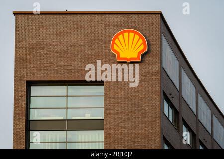 Amsterdam, pays-Bas, 16.08.2023, logo de la multinationale pétrolière et gazière Shell sur le bâtiment du campus de transition énergétique Amsterdam Banque D'Images