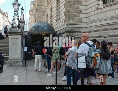 Les touristes font la queue devant le bunker des salles de guerre de Winston Churchill à Whitehall , Londres, Royaume-Uni Banque D'Images