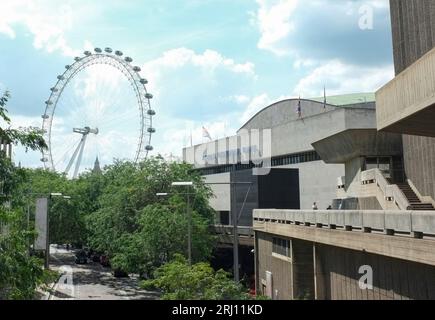 Le Royal Festival Hall, avec le London Eye en arrière-plan, la South Bank, Londres, Royaume-Uni Banque D'Images