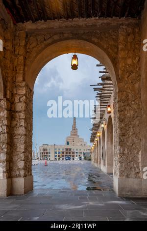 Mosquée Al Fanar, surnommée la Mosquée en spirale, au crépuscule vue de souq wakif Banque D'Images