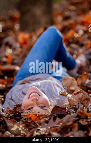 Charlotte, Caroline du Nord, États-Unis. 21 novembre 2022. Un magnifique modèle blond profite du temps d'automne en plein air (crédit image : © Walter G Arce SR Grindstone Medi/ASP) USAGE ÉDITORIAL SEULEMENT! Non destiné à UN USAGE commercial ! Banque D'Images