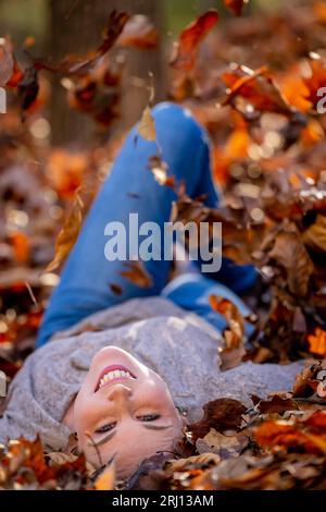 Charlotte, Caroline du Nord, États-Unis. 21 novembre 2022. Un magnifique modèle blond profite du temps d'automne en plein air (crédit image : © Walter G Arce SR Grindstone Medi/ASP) USAGE ÉDITORIAL SEULEMENT! Non destiné à UN USAGE commercial ! Banque D'Images