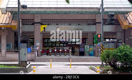 New Taipei City, Taiwan ; 8 août 2023 : sortie de la station de métro Hongshulin. Une station sur la ligne Tamsui-Xinyi (ligne rouge) de Taipei MRT. Banque D'Images