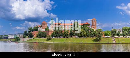 La Vistule coule directement sous le palais royal de Cracovie sur la colline du Wawel et permet un après-midi de détente au soleil. Banque D'Images