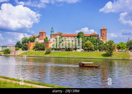 La Vistule coule directement sous le palais royal de Cracovie sur la colline du Wawel et permet un après-midi de détente au soleil. Banque D'Images