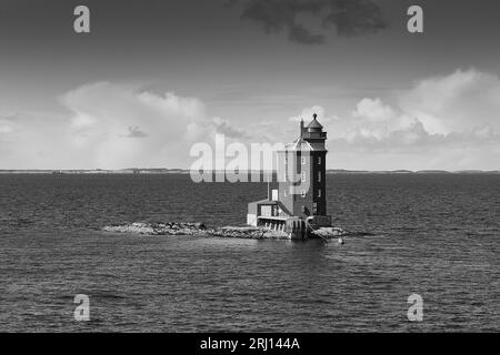 Moody photo noir et blanc du phare historique de Kjeungskjær de forme octogonale (Kjeungskjær Fyrstasjon), construit à partir de pierre en 1880, est près de Ørland Banque D'Images