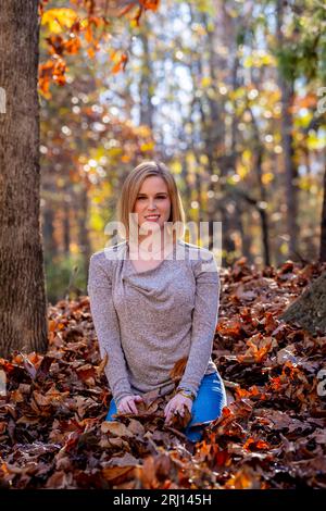 Charlotte, Caroline du Nord, États-Unis. 21 novembre 2022. Un magnifique modèle blond profite du temps d'automne en plein air (crédit image : © Walter G Arce SR Grindstone Medi/ASP) USAGE ÉDITORIAL SEULEMENT! Non destiné à UN USAGE commercial ! Banque D'Images