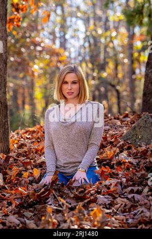 Charlotte, Caroline du Nord, États-Unis. 21 novembre 2022. Un magnifique modèle blond profite du temps d'automne en plein air (crédit image : © Walter G Arce SR Grindstone Medi/ASP) USAGE ÉDITORIAL SEULEMENT! Non destiné à UN USAGE commercial ! Banque D'Images