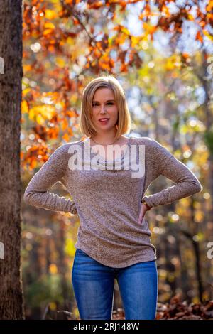 Charlotte, Caroline du Nord, États-Unis. 21 novembre 2022. Un magnifique modèle blond profite du temps d'automne en plein air (crédit image : © Walter G Arce SR Grindstone Medi/ASP) USAGE ÉDITORIAL SEULEMENT! Non destiné à UN USAGE commercial ! Banque D'Images