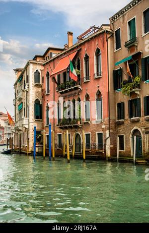 Photo du front de mer emblématique de Venise avec une rangée pittoresque de bâtiments reflétés dans les eaux tranquilles Banque D'Images