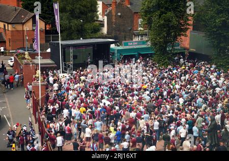 Les supporters assistent à une projection de la finale de la coupe du monde féminine de la FIFA 2023 entre l'Espagne et l'Angleterre dans la zone des supporters de Villa Park, Birmingham. Date de la photo : dimanche 20 août 2023. Banque D'Images