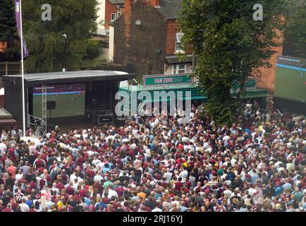 Les supporters assistent à une projection de la finale de la coupe du monde féminine de la FIFA 2023 entre l'Espagne et l'Angleterre dans la zone des supporters de Villa Park, Birmingham. Date de la photo : dimanche 20 août 2023. Banque D'Images