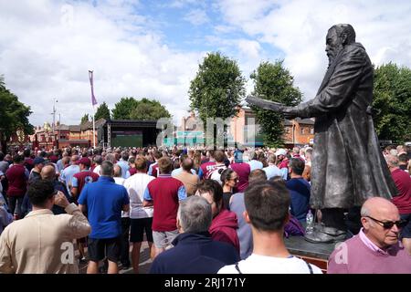 Les supporters assistent à une projection de la finale de la coupe du monde féminine de la FIFA 2023 entre l'Espagne et l'Angleterre dans la zone des supporters de Villa Park, Birmingham. Date de la photo : dimanche 20 août 2023. Banque D'Images
