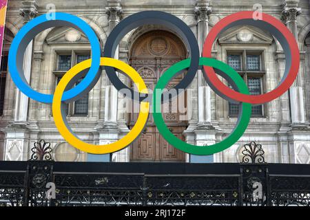 Paris, France, le 26 octobre 2022 : illustration du logo anneaux olympiques (cercles) installée en attendant les Jeux Olympiques de Paris 2024 à l'Hôtel de ville, Paris. Banque D'Images