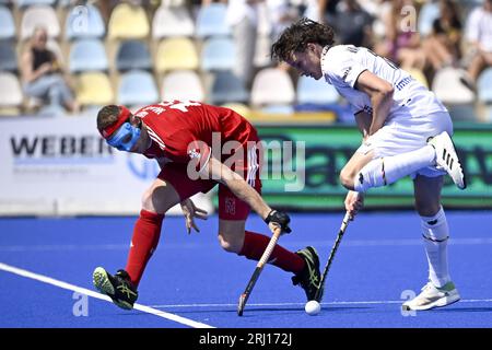 Monchengladbach, Allemagne. 20 août 2023. L'Anglais Sam Ward et le Belge Arnaud Van Dessel photographiés lors d'un match de hockey entre l'Angleterre et l'équipe nationale belge de hockey masculin Red Lions, dimanche 20 août 2023 à Monchengladbach, en Allemagne, match 1/3 dans la poule des championnats d'Europe de hockey masculin. Les championnats EuroHockey 2023 ont lieu du 18 au 27 août 2023. BELGA PHOTO DIRK WAEM crédit : Belga News Agency/Alamy Live News Banque D'Images