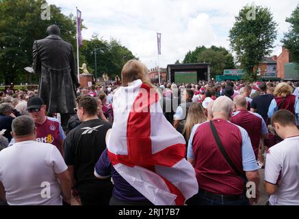 Les supporters assistent à une projection de la finale de la coupe du monde féminine de la FIFA 2023 entre l'Espagne et l'Angleterre dans la zone des supporters de Villa Park, Birmingham. Date de la photo : dimanche 20 août 2023. Banque D'Images