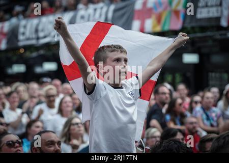 Londres, Royaume-Uni. 20 août 2023. Finales de la coupe du monde féminine de la FIFA : Angleterre vs Espagne. Un jeune fan se tient debout malgré la déception à BOXPARK Croydon lors du sifflet à temps plein alors que l'équipe d'Angleterre ne parvient pas à remporter la coupe du monde, Angleterre vs Espagne, retransmis en direct du stade Australia à Sydney. Crédit : Guy Corbishley/Alamy Live News Banque D'Images