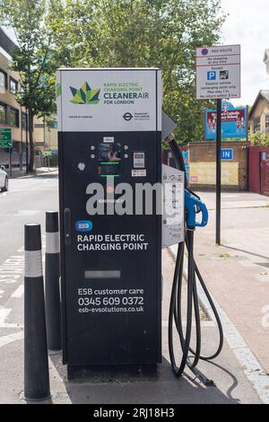 Vauxhall, Londres, Royaume-Uni. 10 août 2023. Un point de recharge électrique rapide ESB à Vauxhall, Londres avec un message TfL, Cleaner Air for London. Crédit : Maureen McLean/Alamy Banque D'Images