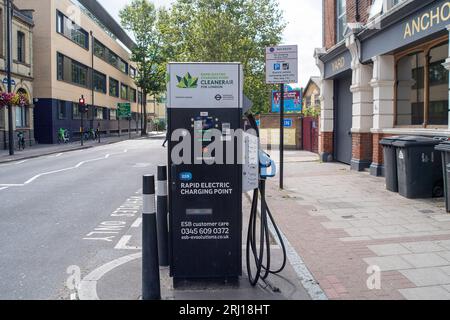 Vauxhall, Londres, Royaume-Uni. 10 août 2023. Un point de recharge électrique rapide ESB à Vauxhall, Londres avec un message TfL, Cleaner Air for London. Crédit : Maureen McLean/Alamy Banque D'Images