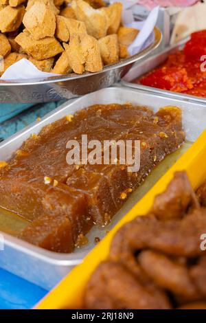 Délicieux Street food dans un cadre de marché en Asie Banque D'Images