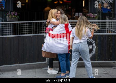 Brentwood Essex 20 août 2023 les fans anglais arrivent dans les pubs de Brentwood Essex pour la coupe du monde féminine de la FIFA crédit : Ian Davidson/Alamy Live News Banque D'Images