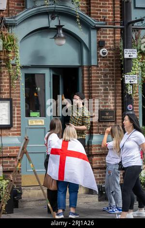 Brentwood Essex 20 août 2023 les fans anglais arrivent dans les pubs de Brentwood Essex pour la coupe du monde féminine de la FIFA crédit : Ian Davidson/Alamy Live News Banque D'Images