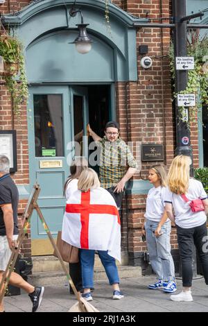 Brentwood Essex 20 août 2023 les fans anglais arrivent dans les pubs de Brentwood Essex pour la coupe du monde féminine de la FIFA crédit : Ian Davidson/Alamy Live News Banque D'Images