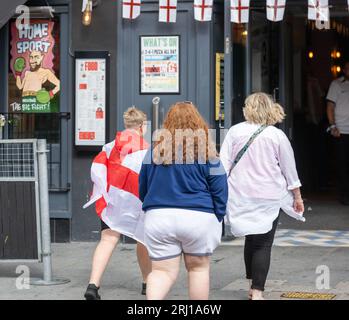 Brentwood Essex 20 août 2023 les fans anglais arrivent dans les pubs de Brentwood Essex pour la coupe du monde féminine de la FIFA crédit : Ian Davidson/Alamy Live News Banque D'Images