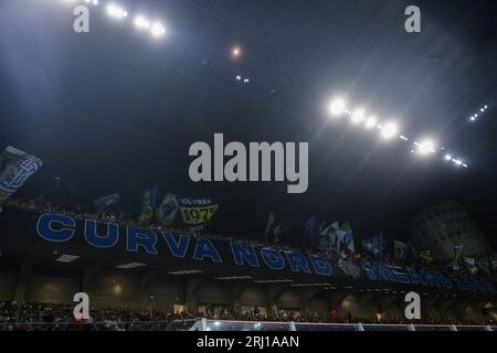 Milan, Italie. 19 août 2023. Supporters du FC Internazionale lors du match de football Serie A 2023/24 entre le FC Internazionale et l'AC Monza au stade Giuseppe Meazza, Milan, Italie, le 19 août 2023 crédit : Independent photo Agency/Alamy Live News Banque D'Images