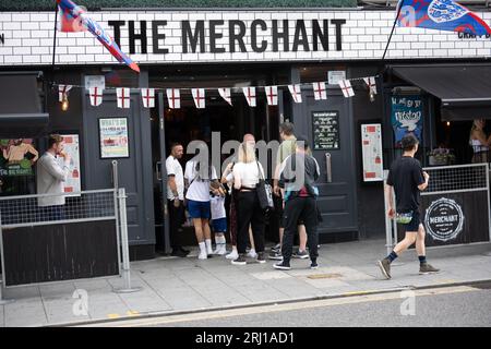 Brentwood Essex 20 août 2023 les fans anglais arrivent dans les pubs de Brentwood Essex pour la coupe du monde féminine de la FIFA crédit : Ian Davidson/Alamy Live News Banque D'Images