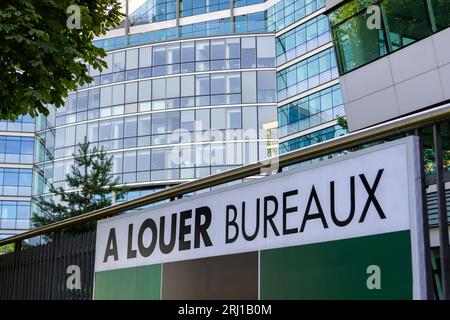 « Bureaux à louer » écrit en français sur un panneau à l'extérieur d'un immeuble de bureaux dans un quartier d'affaires. Concept de marché immobilier d'entreprise en France Banque D'Images