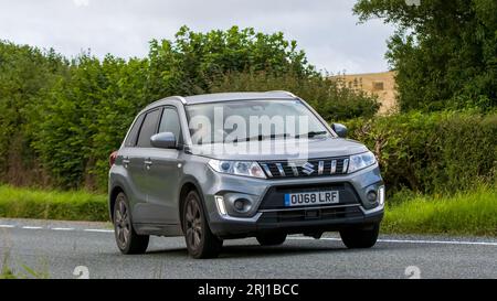 Woburn, Beds, UK - 19 août 2023 : 2019 Suzuki Vitara voiture voyageant sur une route de campagne anglaise. Banque D'Images